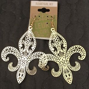 GOLD Fleur de lis earrings. So cute !!! Brand new